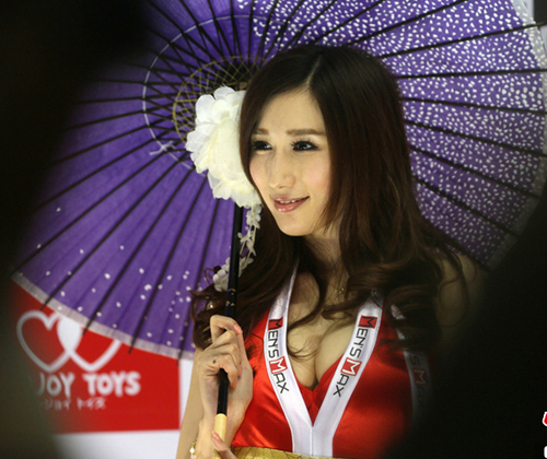 �Ϻ����ʳ���չ Ů����ģ��������ȫ�� 