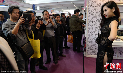 �Ϻ����ʳ���չ Ů����ģ��������ȫ�� 