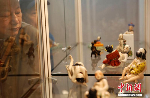 �Ϻ����ʳ���չ Ů����ģ��������ȫ�� 