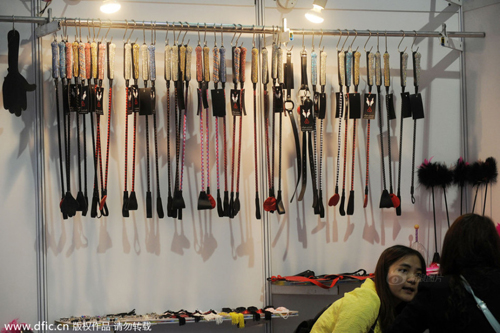 �Ϻ����ʳ���չ Ů����ģ�����ϳ������������ƻ���������