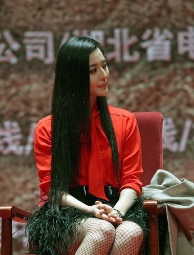 �����������ʺ�ɫ��װ�����ɫ��ëȹ������ʮ���Ը��ջ�