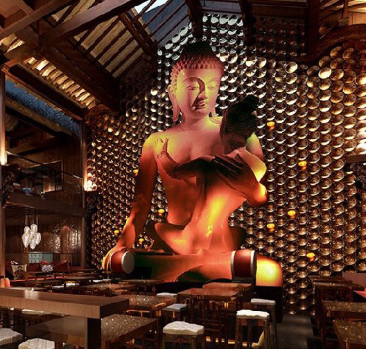 丽江酒吧摆价值千万“艳遇佛”引游客抚摸