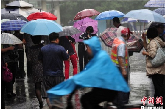 2013全国高考大幕拉开 北京考生冒雨赴考