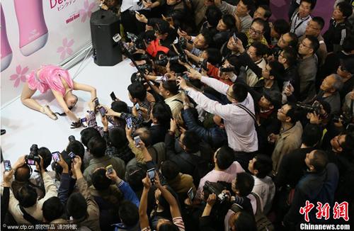 �Ϻ����ʳ���չ Ů����ģ��������ȫ�� 