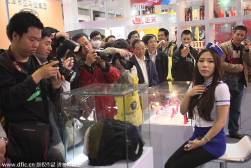 �Ϻ����ʳ���չ Ů����ģ�����ϳ������������ƻ���������