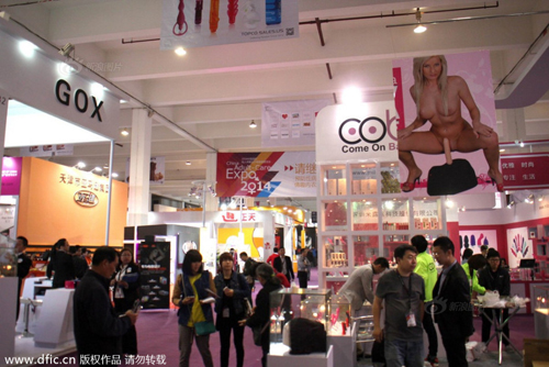 �Ϻ����ʳ���չ Ů����ģ�����ϳ������������ƻ���������