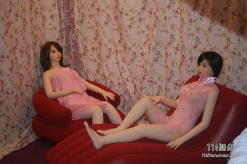 �Ϻ����ʳ���չ Ů����ģ�����ϳ������������ƻ���������