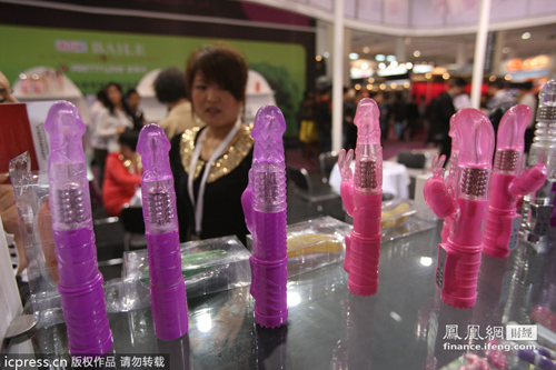 �Ϻ����ʳ���չ Ů����ģ�����ϳ������������ƻ���������