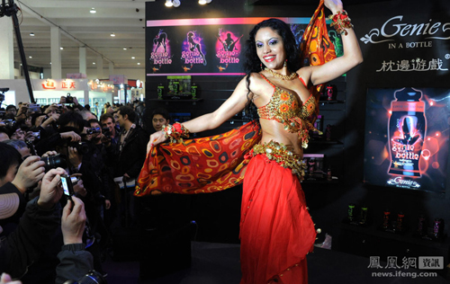 �Ϻ����ʳ���չ Ů����ģ�����ϳ������������ƻ���������