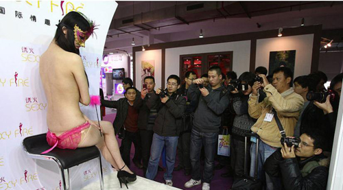 �Ϻ����ʳ���չ Ů����ģ�����ϳ������������ƻ���������