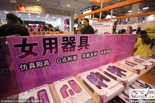 �Ϻ����ʳ���չ Ů����ģ�����ϳ������������ƻ���������