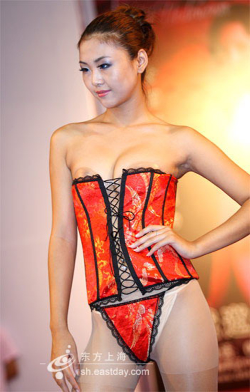 �Ϻ����ʳ���չ Ů����ģ�����ϳ������������ƻ���������