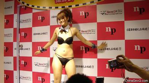 �Ϻ����ʳ���չ Ů����ģ�����ϳ������������ƻ���������