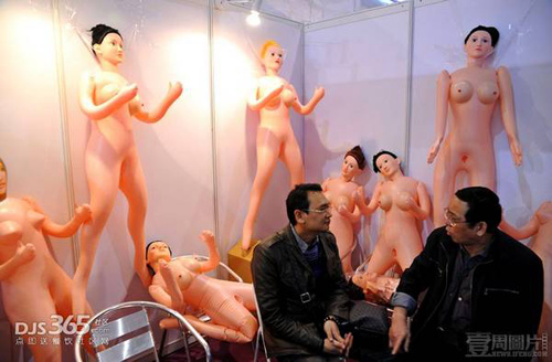 �Ϻ����ʳ���չ Ů����ģ�����ϳ������������ƻ���������