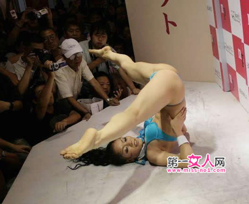 �Ϻ����ʳ���չ Ů����ģ�����ϳ������������ƻ���������