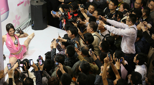 �Ϻ����ʳ���չ Ů����ģ��������ȫ�� 