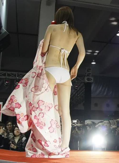 �Ϻ����ʳ���չ Ů����ģ�����ϳ������������ƻ���������