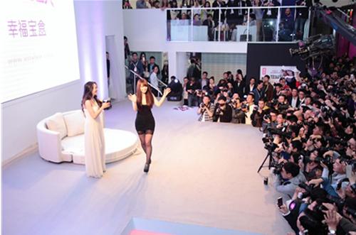 �Ϻ����ʳ���չ Ů����ģ�����ϳ������������ƻ���������