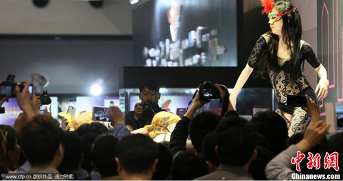 �Ϻ����ʳ���չ Ů����ģ��������ȫ�� 