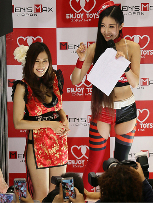 �Ϻ����ʳ���չ Ů����ģ��������ȫ�� 